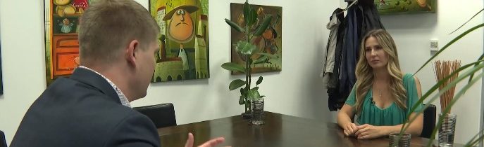 Po rekonštrukcii námestia má doma vodu po kolená